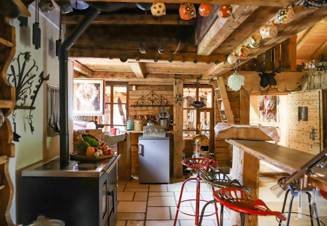 En Haute-Savoie, non loin de Morzine, une grange chalet traditionnelle en plein alpage - photo  n°15